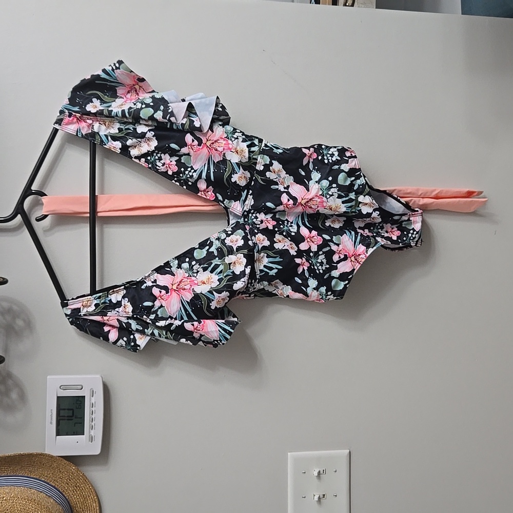 Cute swim suit with belt NWT